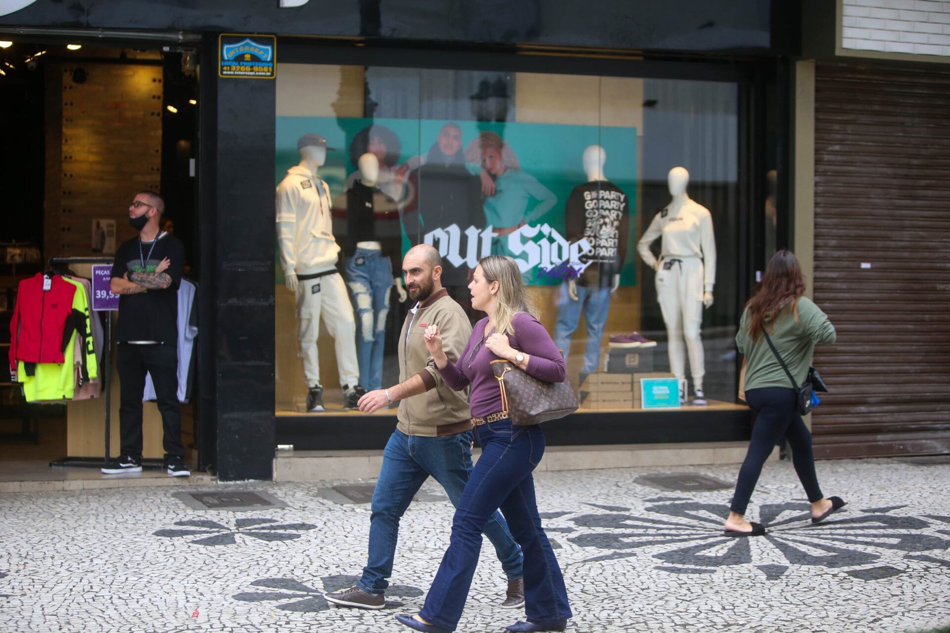 Em duas semanas, casos ativos de Covid-19 crescem 73% em Curitiba