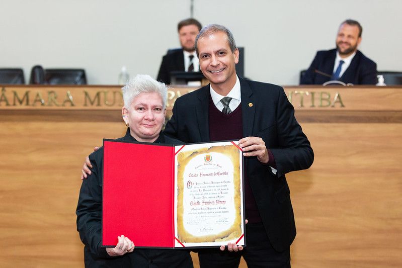 Claudia Silvano recebe cidadania honorária de Curitiba
