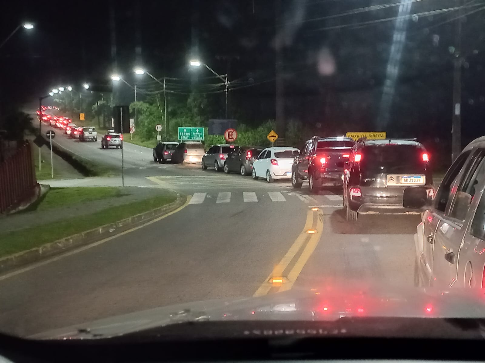 Pelo 2° dia consecutivo, motoristas enfrentam longas filas no ferry-boat