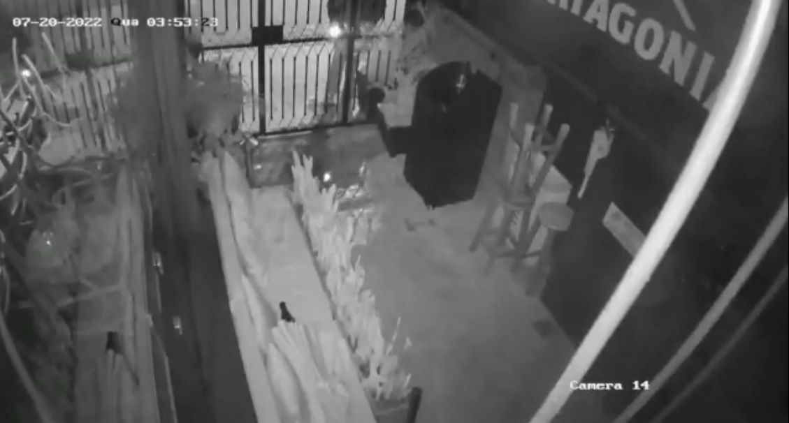 Imagens mostram homem ateando fogo em restaurante do Batel