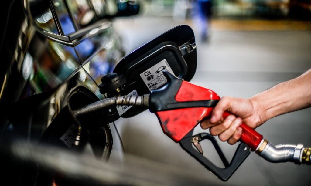 Horas após o anúncio de nova queda no preço da gasolina Paranapetro informou que o repasse do valor depende das distribuidoras
