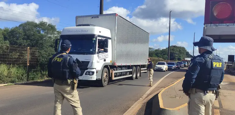 PRF mantém fiscalização ativa para evitar caminhões com suspensão