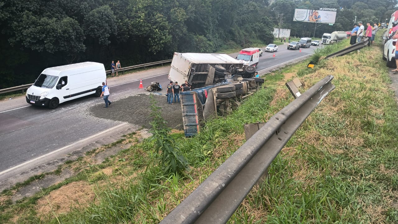 Acidente deixou duas pessoas gravemente feridas (Foto: PRF)