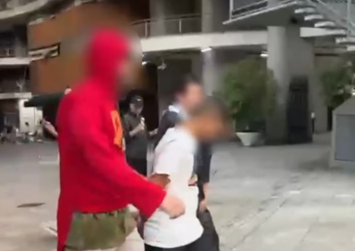 Agentes da Polícia Civil se disfarçam de Chapolin Colorado e de padre e prendem homem suspeito de furtar celulares em bloco de pré-carnaval em São Paulo. Foto: Polícia Civil/Reprodução