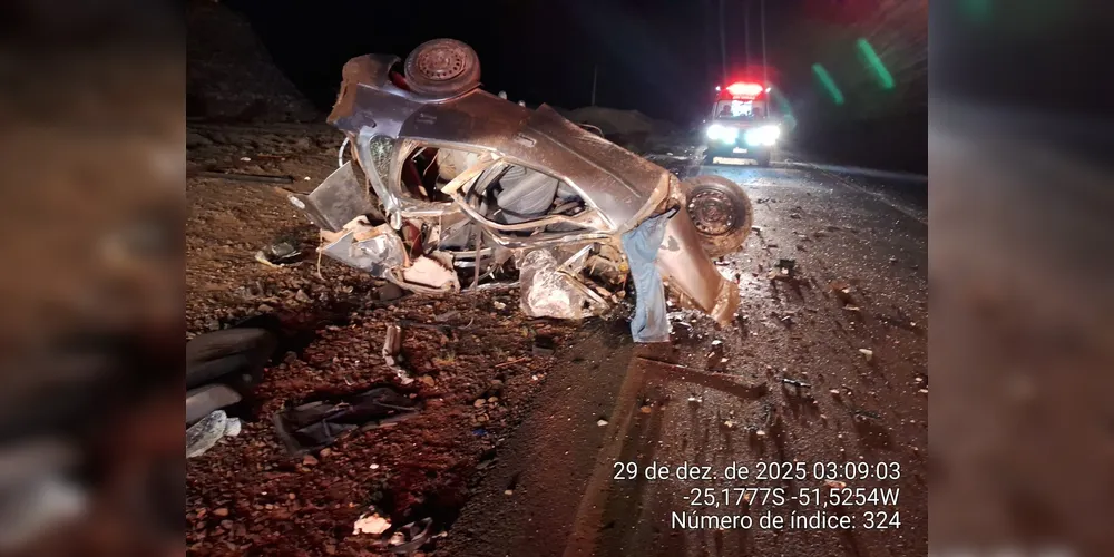 Motorista do carro foi socorrido e encaminhado para uma casa hospitalar - Foto: PRE