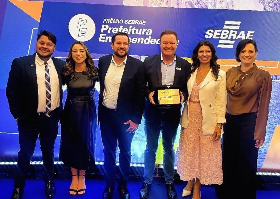 Prefeito Helder Lazarotto com o prêmio (Foto: Divulgação)