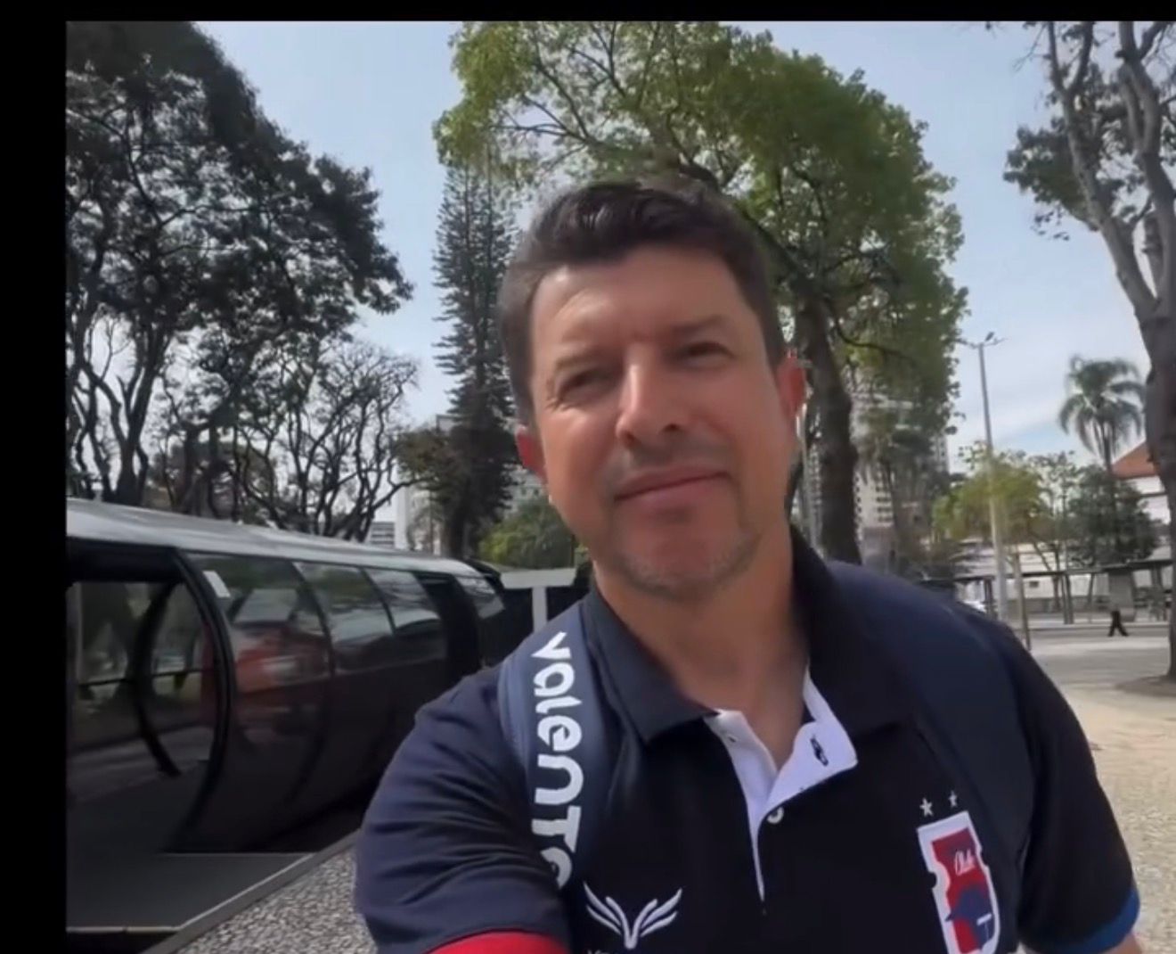 Técnico Tcheco durante trajeto de ônibus para a Arena da Baixada