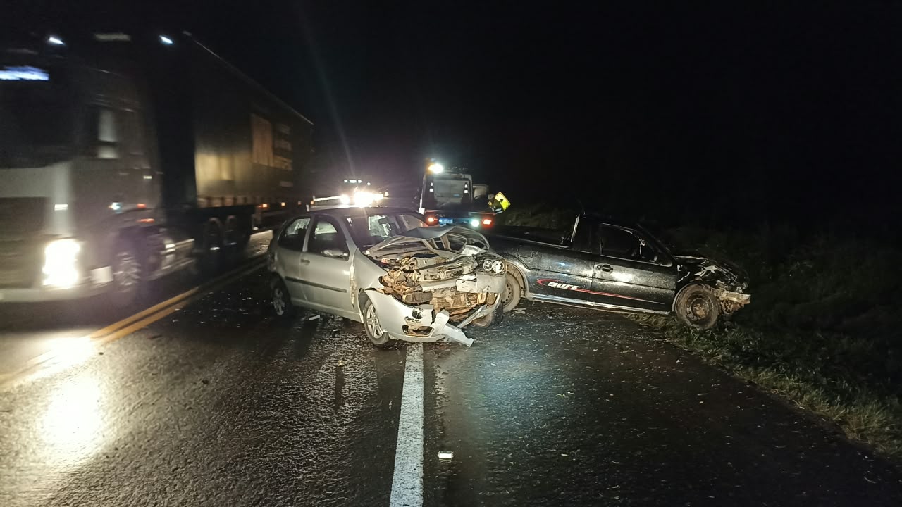 Palio e Saveiro envolvidos em colisão frontal na BR-277 em Palmeira