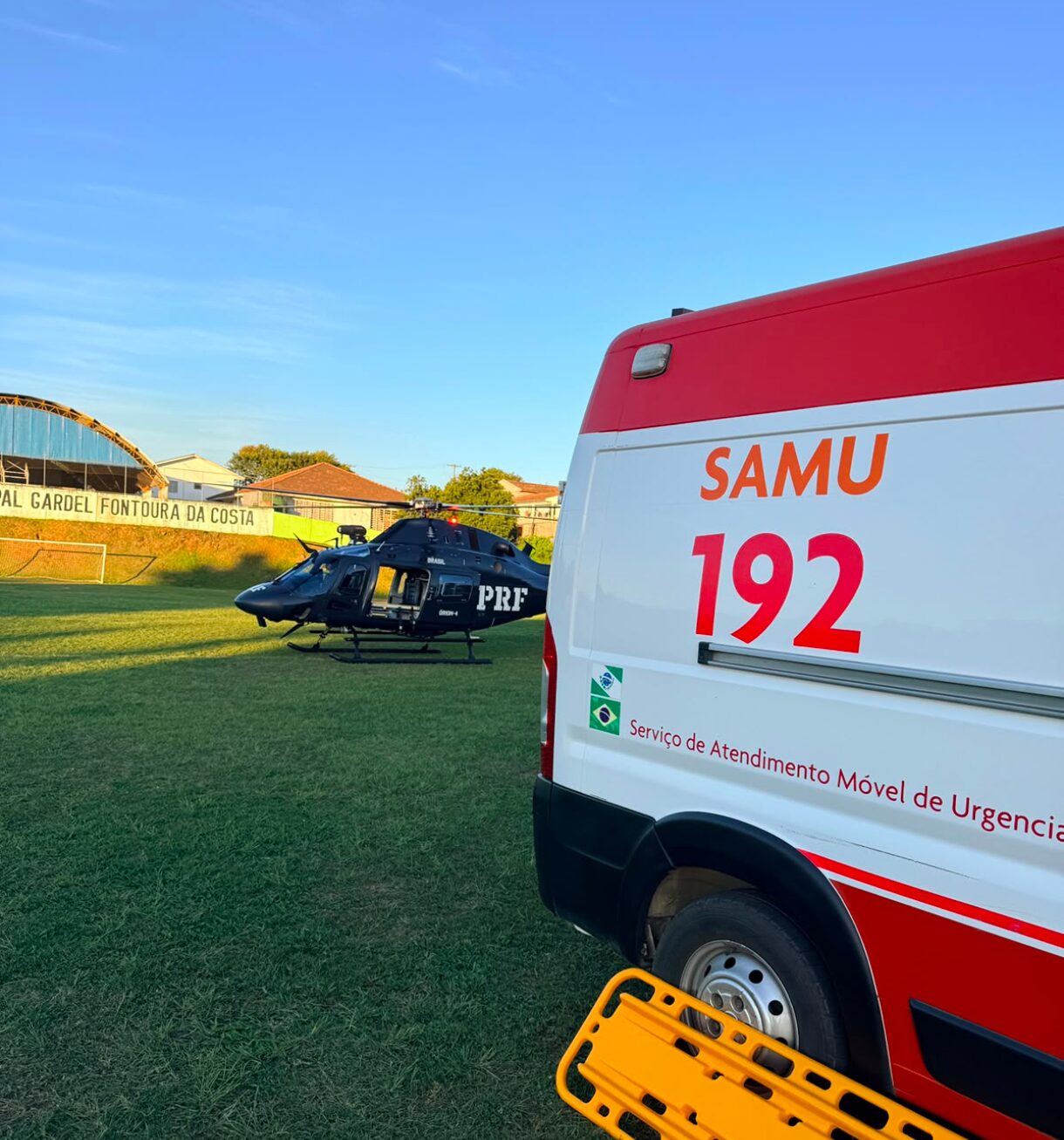 Helicóptero da Polícia Rodoviária Federal e ambulância do SAMU durante atendimento aeromédico em Itaperuçu.