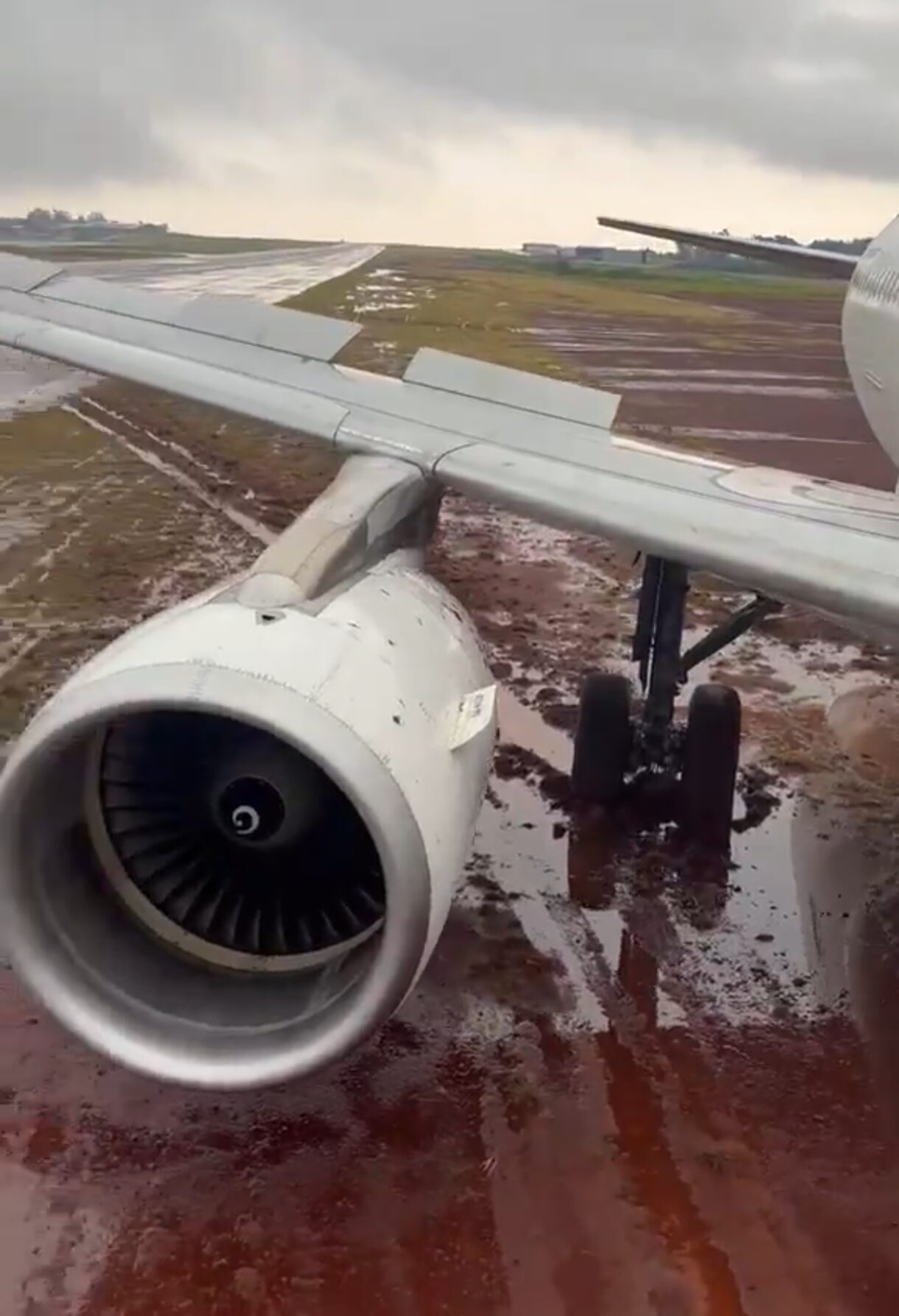 Aeronave da LATAM em área de lama ao lado da pista do Aeroporto de Cascavel